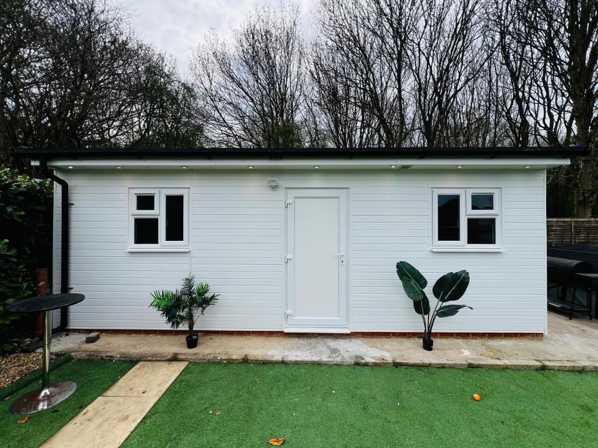 Luxury 1B Chalet wt free parking nr LTN Airport, L&D Hosp, Whipsnade Zoo, fast trains to Central London - B&B
