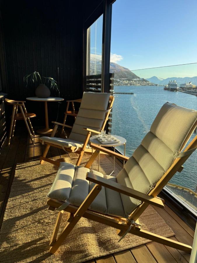 Modern Seaside Apartment, Stunning Harbor Views - B&B Tromsø