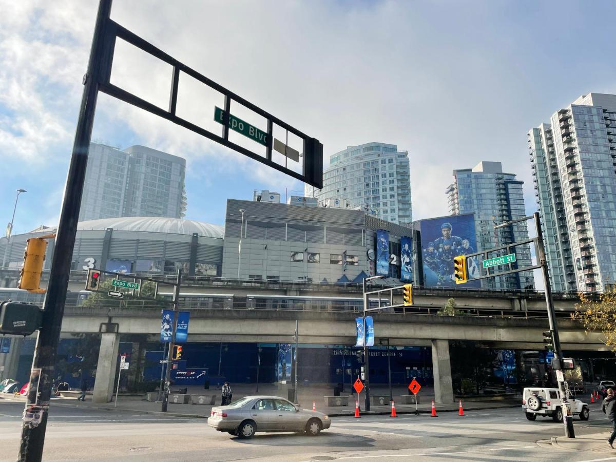 Condo Downtown Vancouver - Near Rogers Arena & BC Place w Parking - B&B
