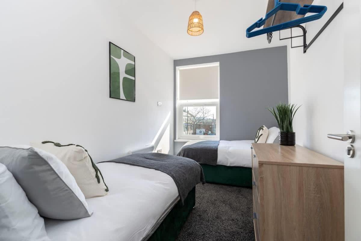 Contractor-Friendly 4-Bed 2-Bath Apartment, fast WiFi, central Redcar - B&B