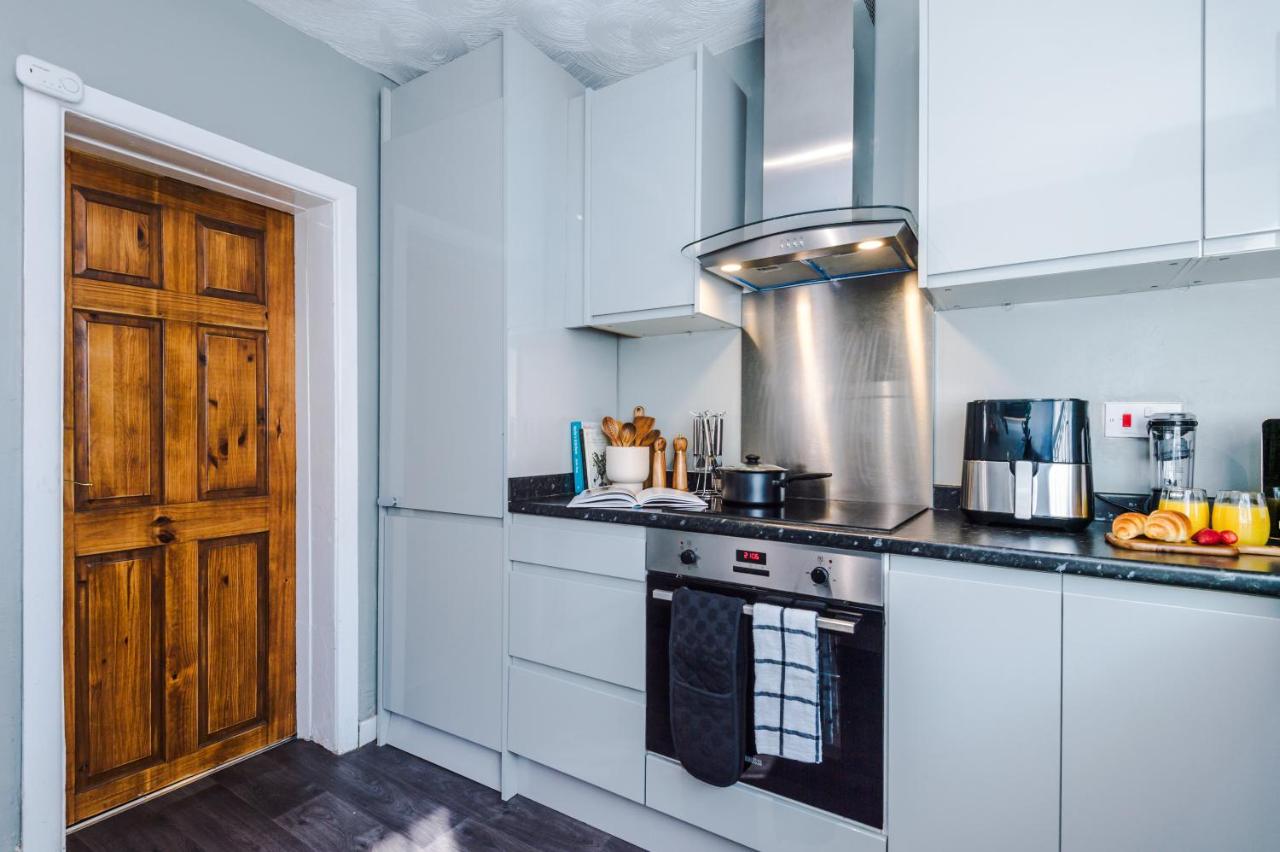 Stylish & Delightful 3BD Family Home - Near Coop Live & Etihad Stadium - Free Parking - Unlimited high speed WiFi - B&B Manchester