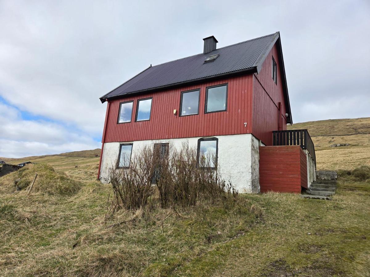 Charming 2BR Home with Sea and Mountain Views - B&B Miðvágur