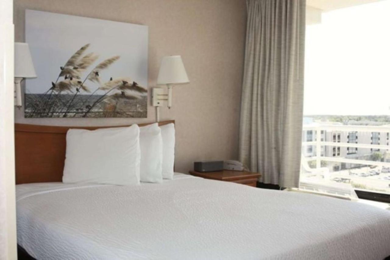 Queen Suite with Balcony and Ocean View