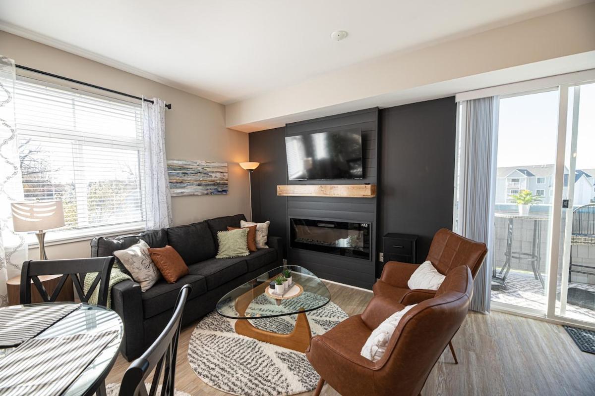 King Bed Newly Updated Condo! - Bed and Breakfast Grand Haven