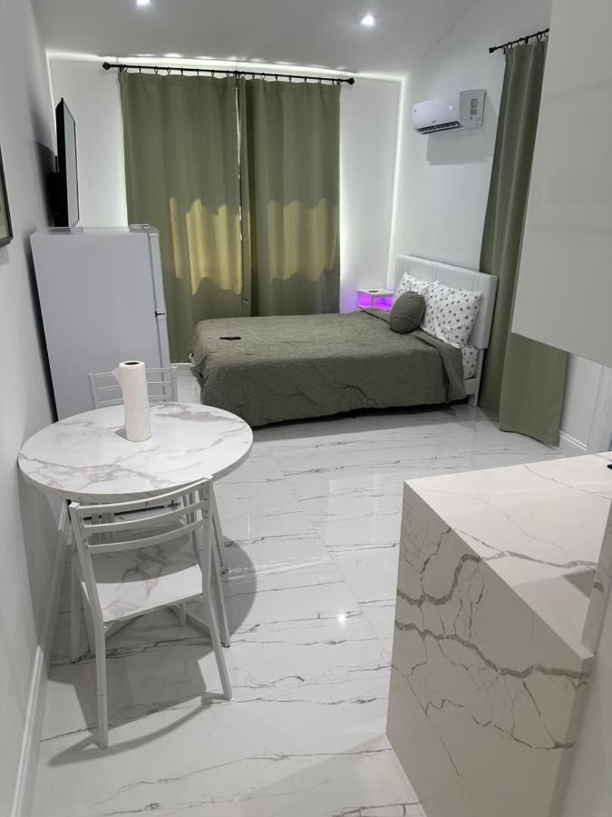 The white and back Studio - B&B