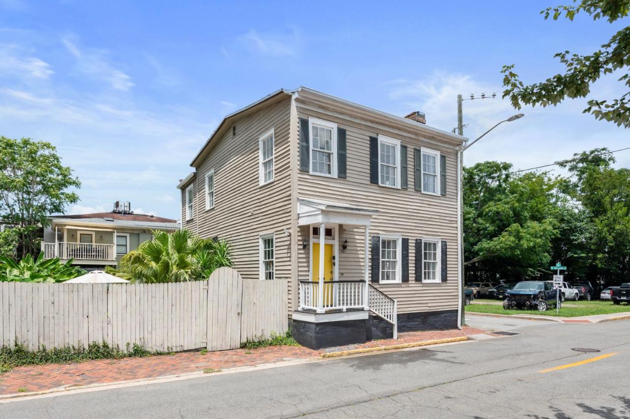 Charming Historic Duplex W Courtyard & Parking - Bed and Breakfast Savannah