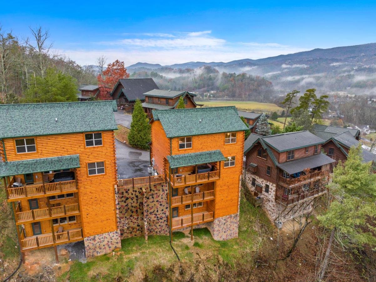 Cozy Cabin Sleeps 14 Near Dollywood with Indoor Pool, Hot Tub, Arcade and EV Parking Available - B&B Pigeon Forge