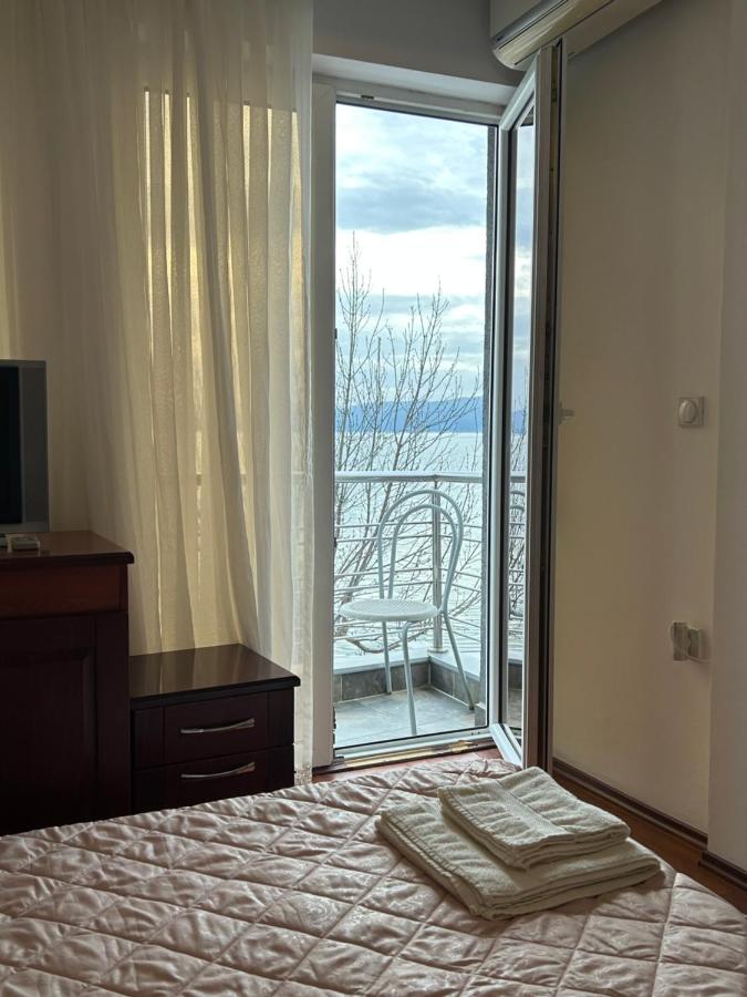 One-Bedroom Apartment with Lake View