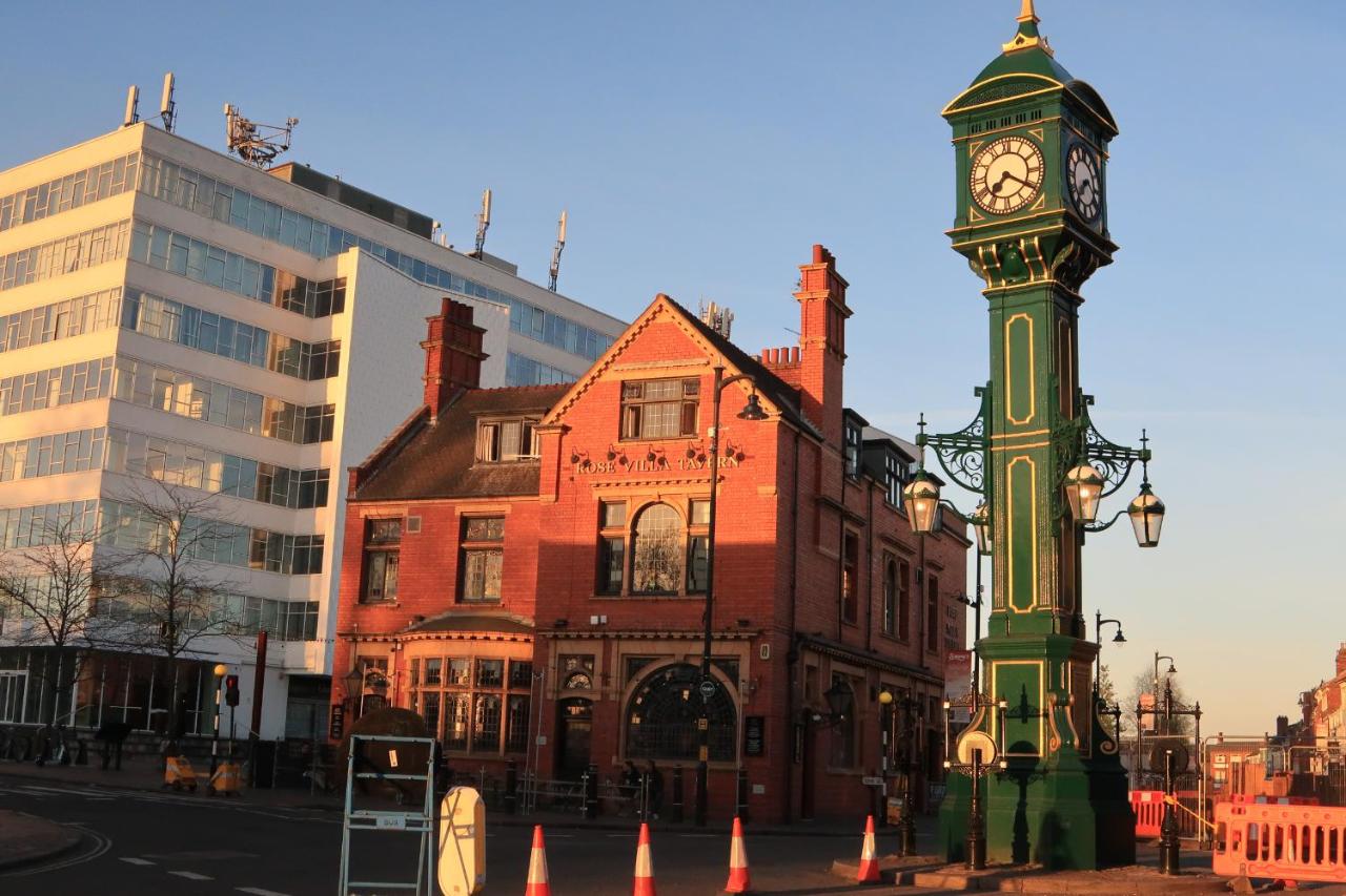 JQ Stylish Apartment - Next to City Centre - Perfect for Contractors, Tourist, Couples - 24-7 Secure Access & FAST WIFI - B&B Birmingham