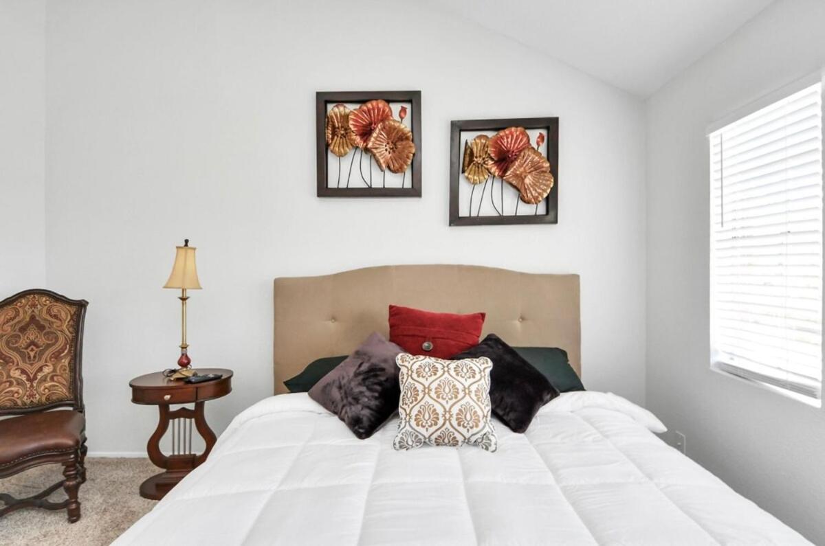 Energy Corridor 3BR TH with pool and park - B&B