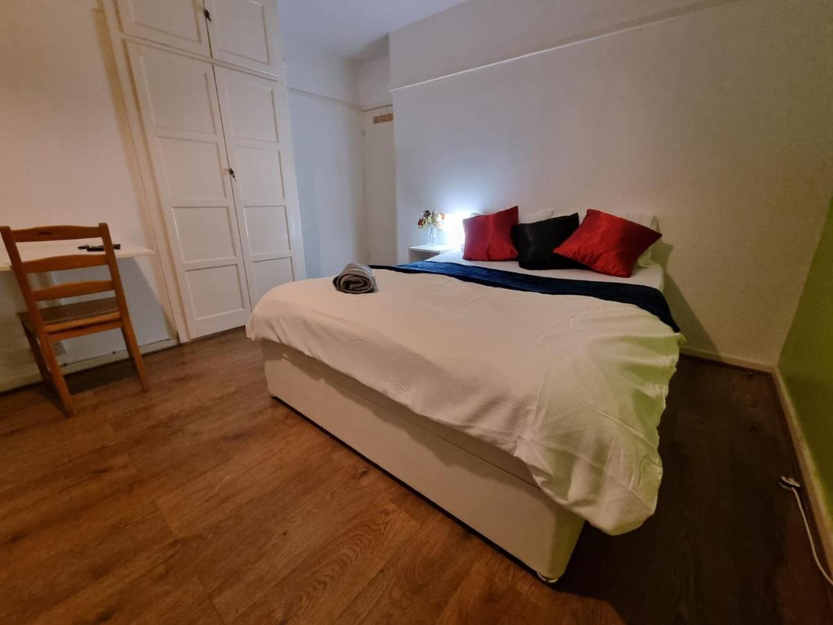 Spacious Double Room Ideal for Professionals Heathrow Uxbridge Access StockleyPark Brunel University Hillingdon Hospital Prologis Park - Chambres d'hôtes Yiewsley