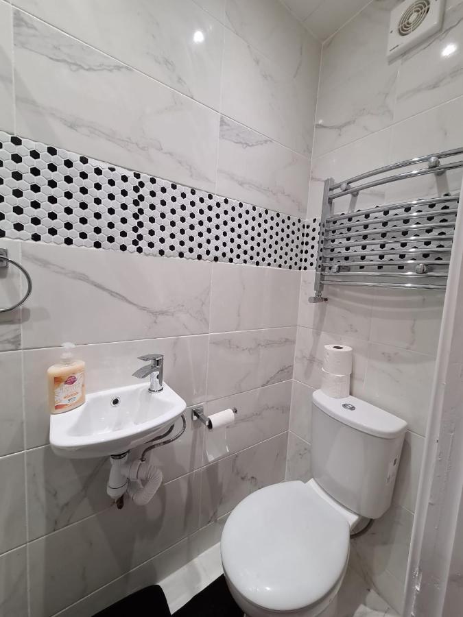 Spacious Double Room Ideal for Professionals Heathrow Uxbridge Access StockleyPark Brunel University Hillingdon Hospital Prologis Park - Chambres d'hôtes Yiewsley