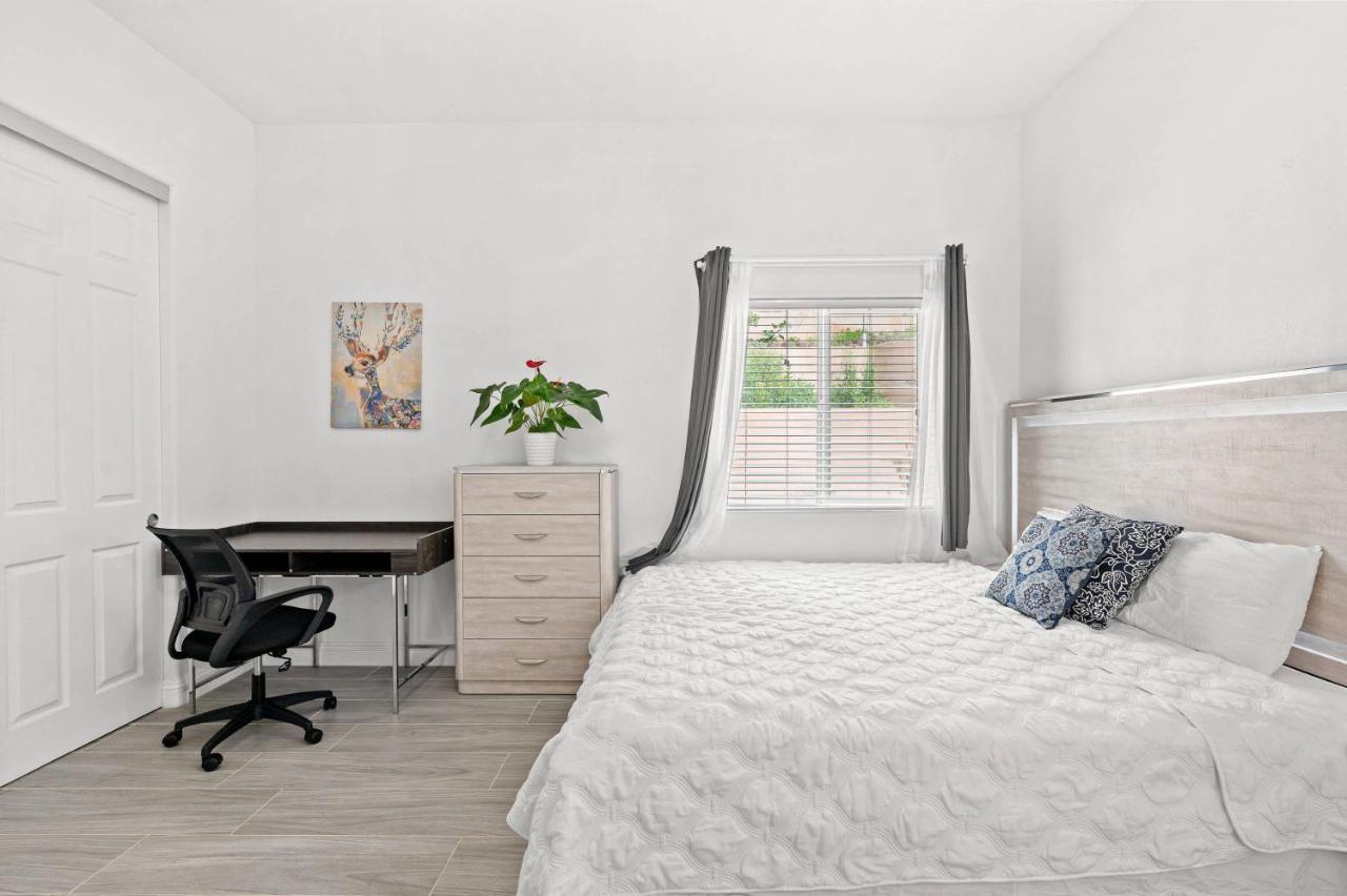 Relaxing Private Getaway with Bright Interiors - Bed and Breakfast