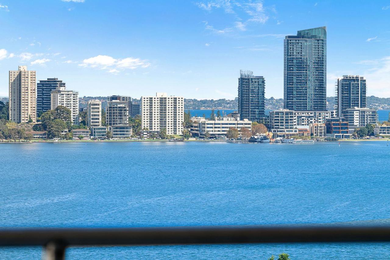 Executive Riverfront Retreat With Stunning Views - Chambres d’hôtes