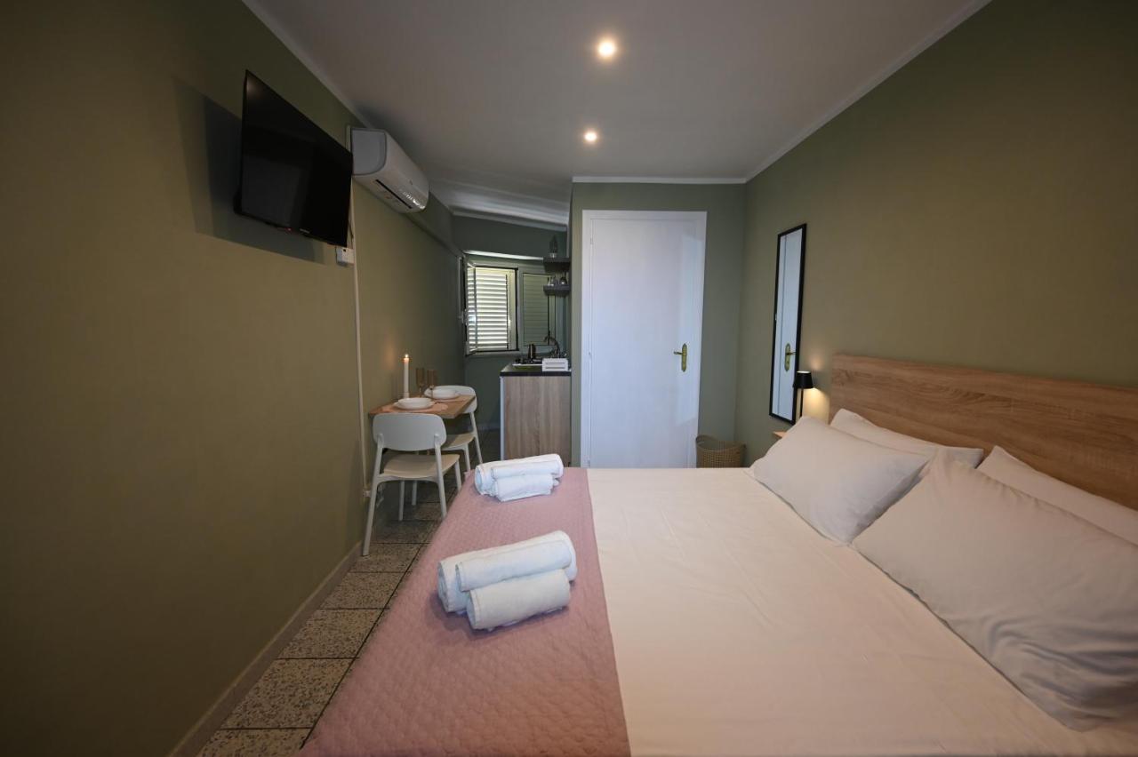 Studio Apartment with One Double Bed