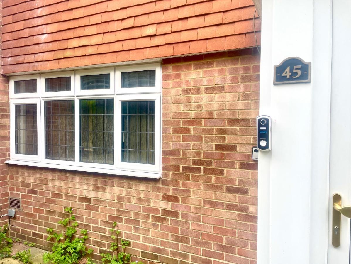 Elegant 3-Bedroom, Free parking, Garden, Pet Friendly, superfast Wi-Fi! - Bed and Breakfast