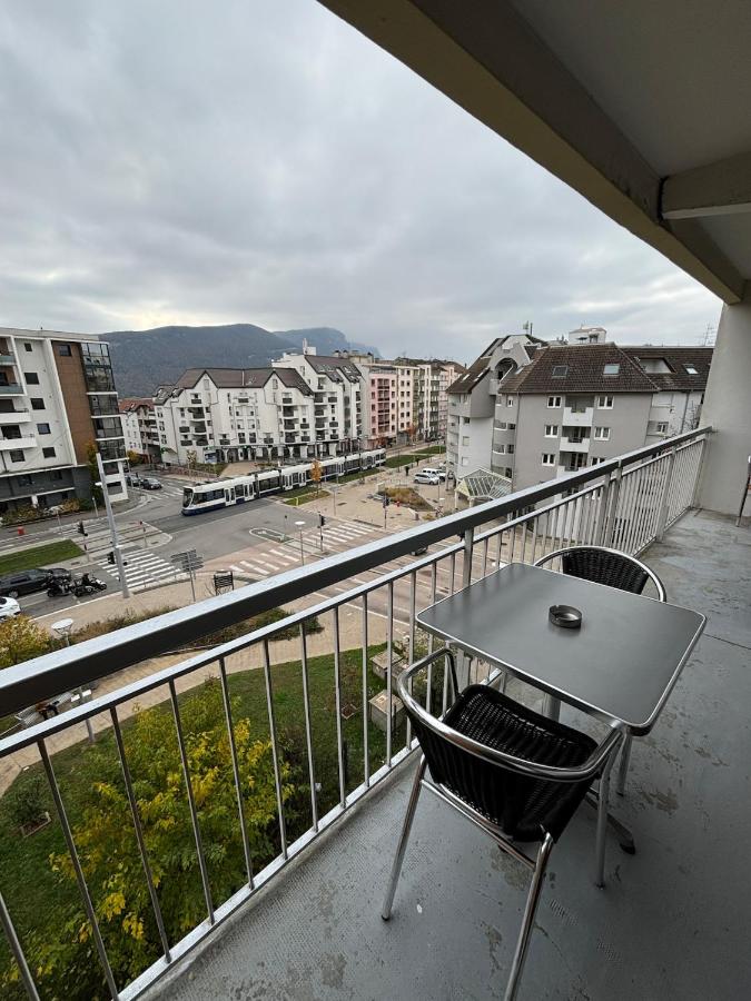 LE GOLDEN accès direct tramway Genève avec parking - B&B