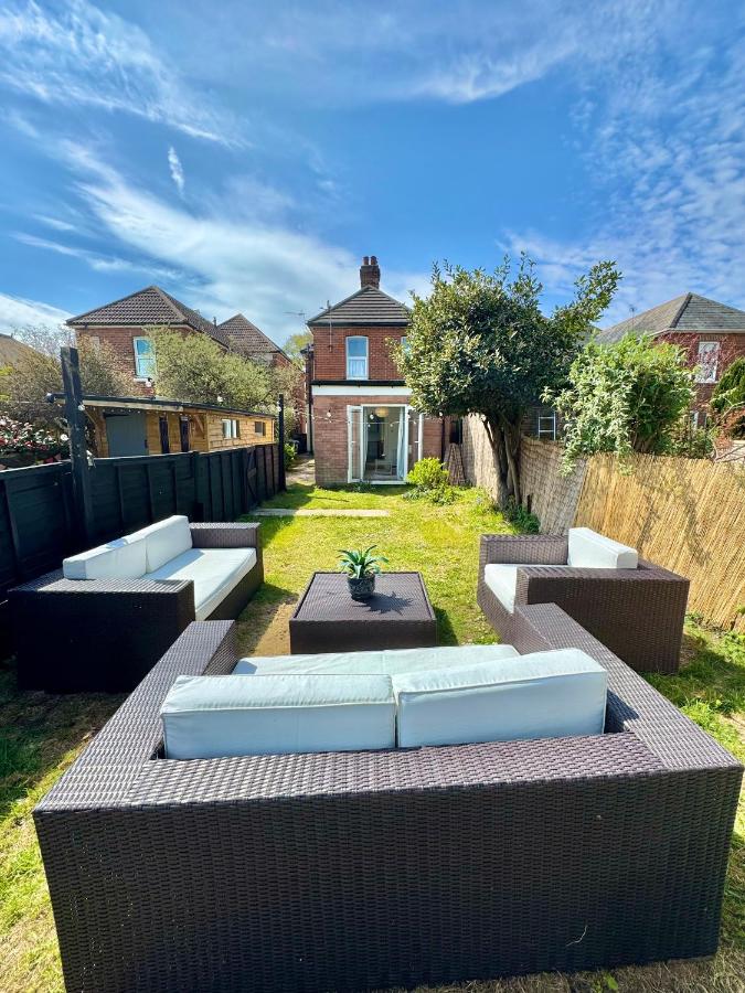 Bright 3 Bed Beach Escape with Garden and Parking - Two Bathrooms - WiFi - Close to Town and Beach! - Bed and Breakfast Bournemouth