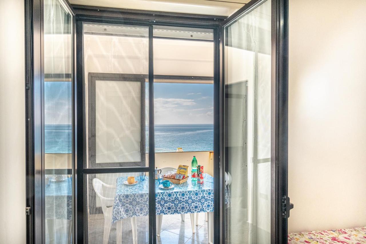 Marina Di Camerota Apt front Sea Terrace - Happy Rentals - B&B Marina di Camerota