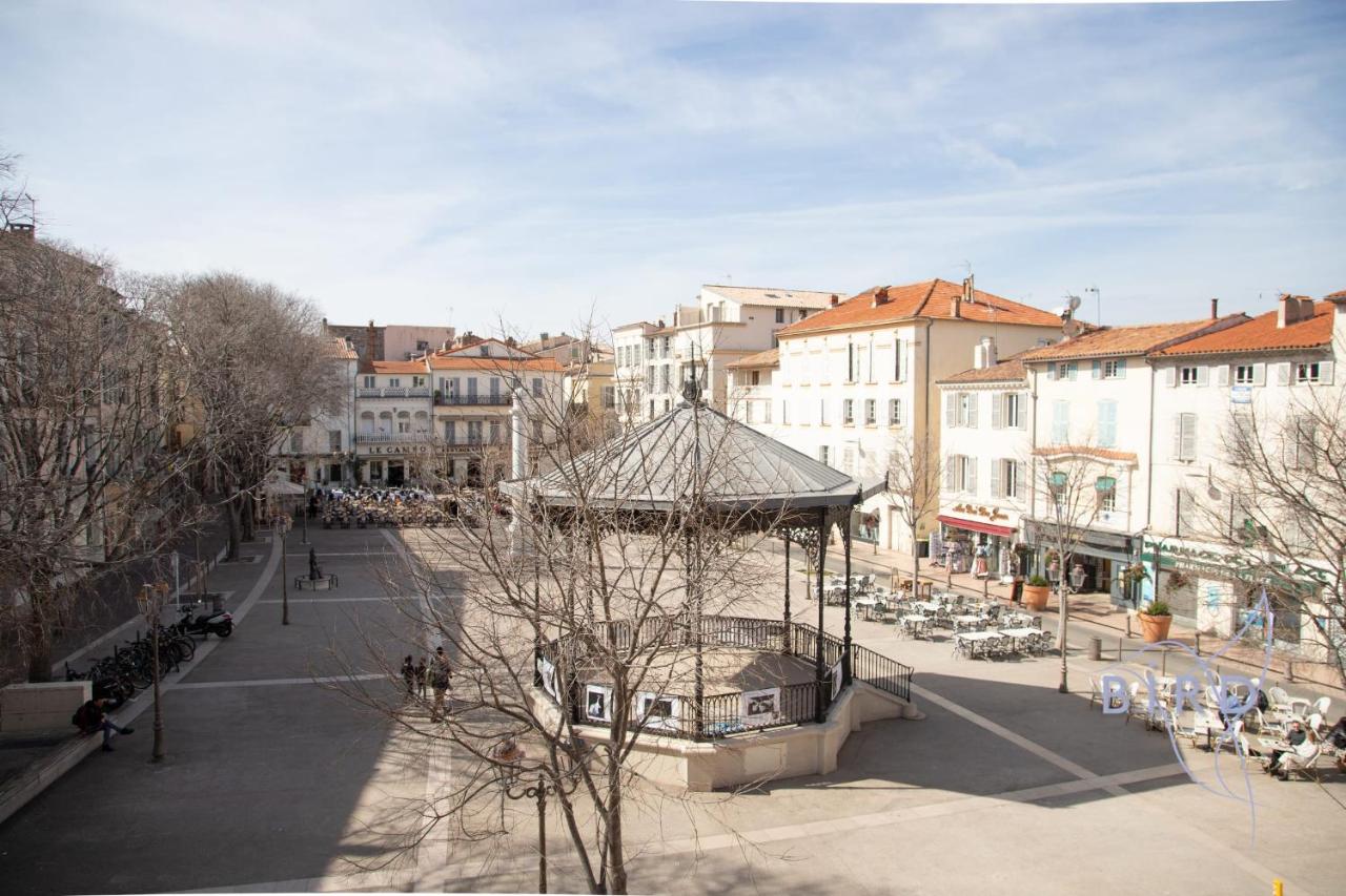 Beautiful apartment Place Nationale in Antibes old town - B&B