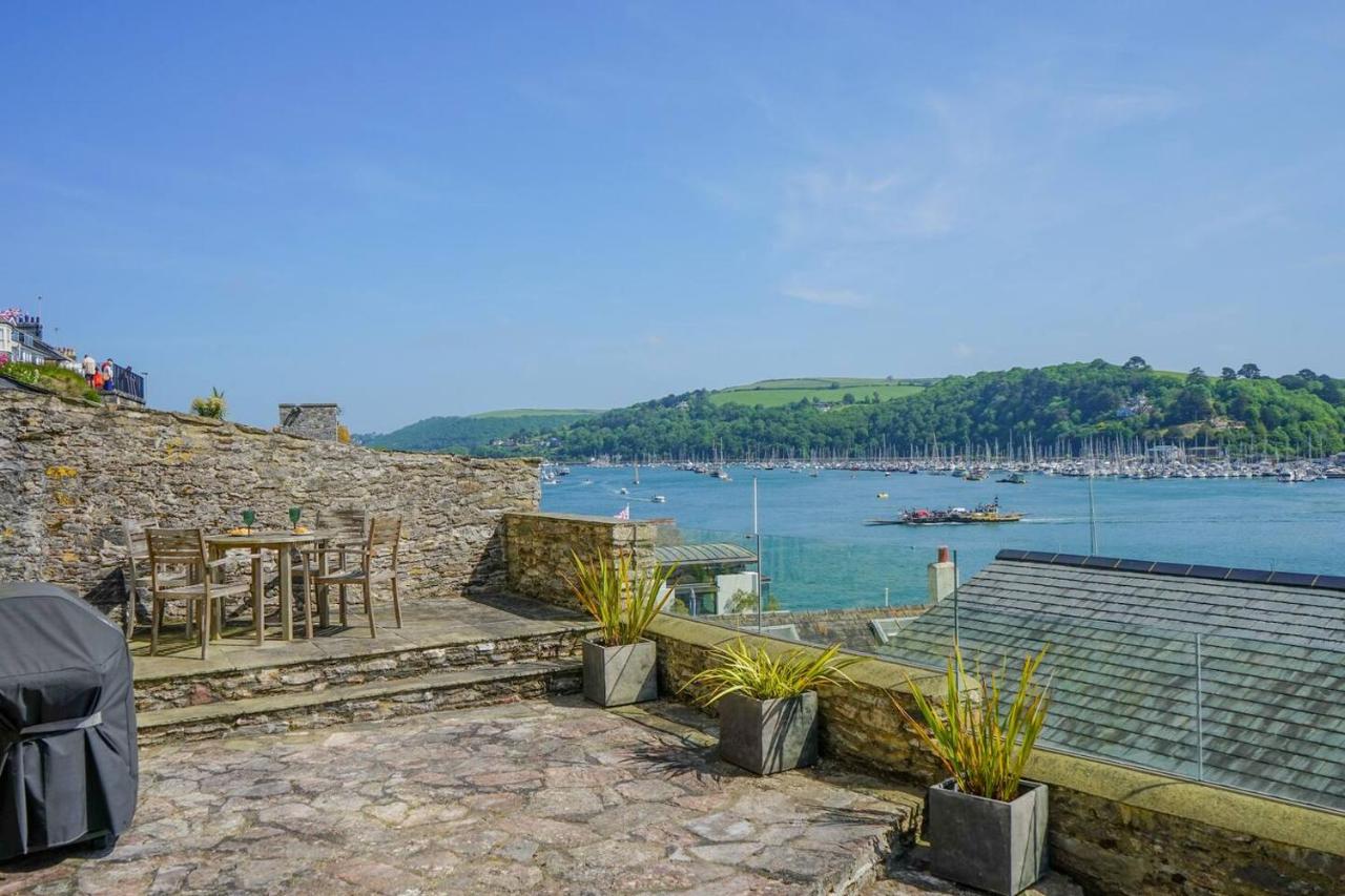 Riverside Apartment With Stunning Views & Patio - B&B