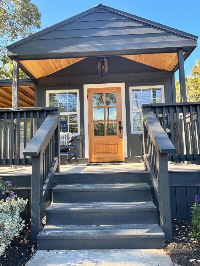 Boutique Retreat in heart of River District with salt water spa - B&B