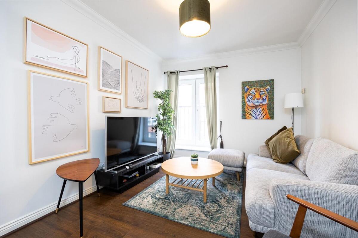 Central Dublin 2BR Apartment with Balcony - Chambres d’hôtes Dublin