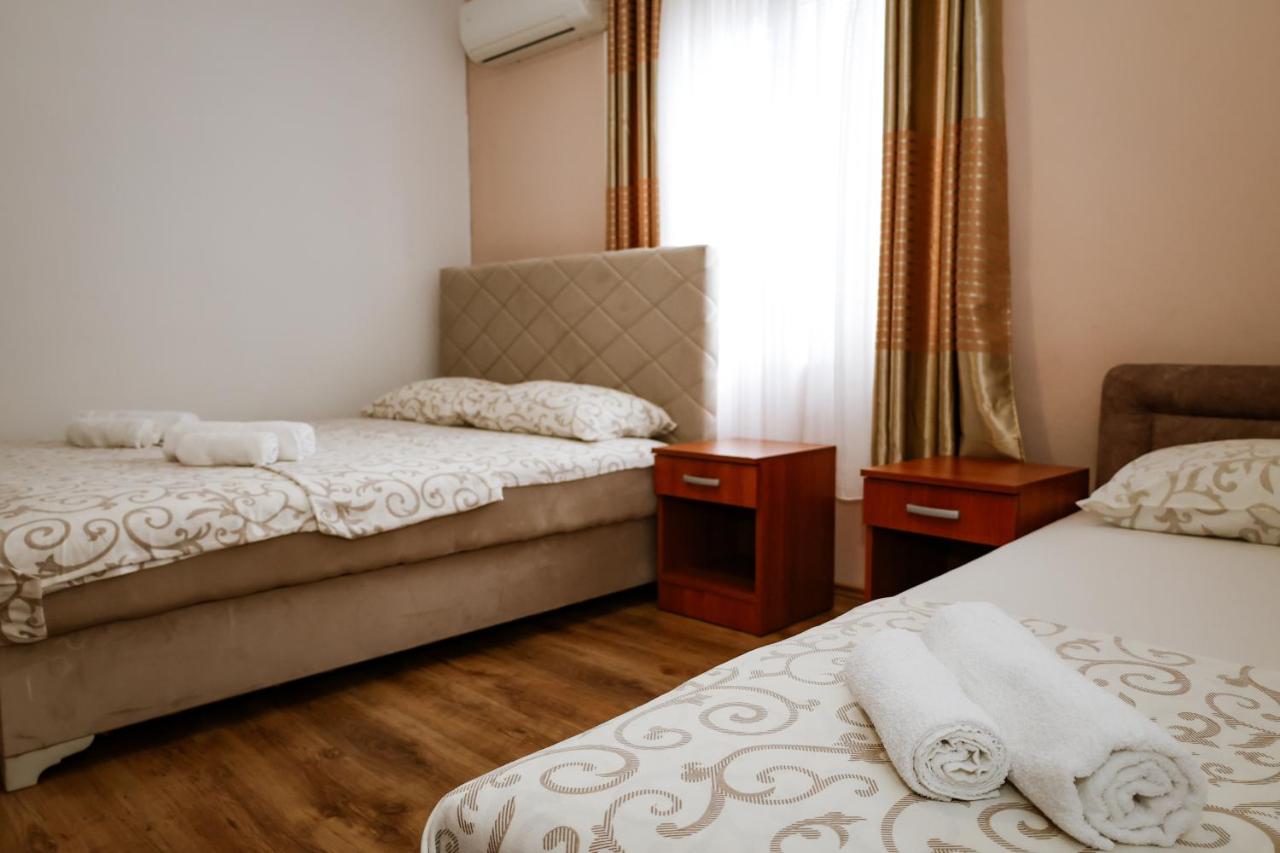 Dreibettzimmer mit Gemeinschaftsbad