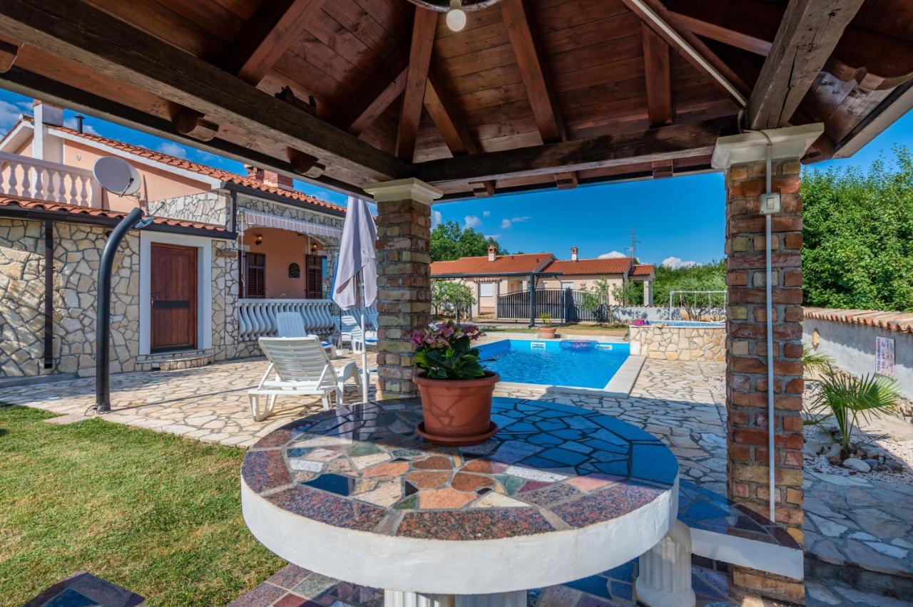 Villa Mirela, a romantic and charming pool villa - B&B Nedeščina