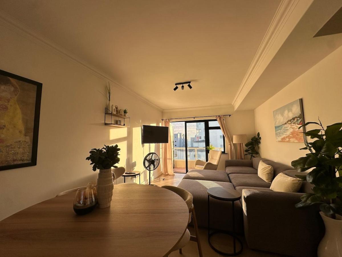 Spacious Beach Apartment with Sea & Ocean View - B&B
