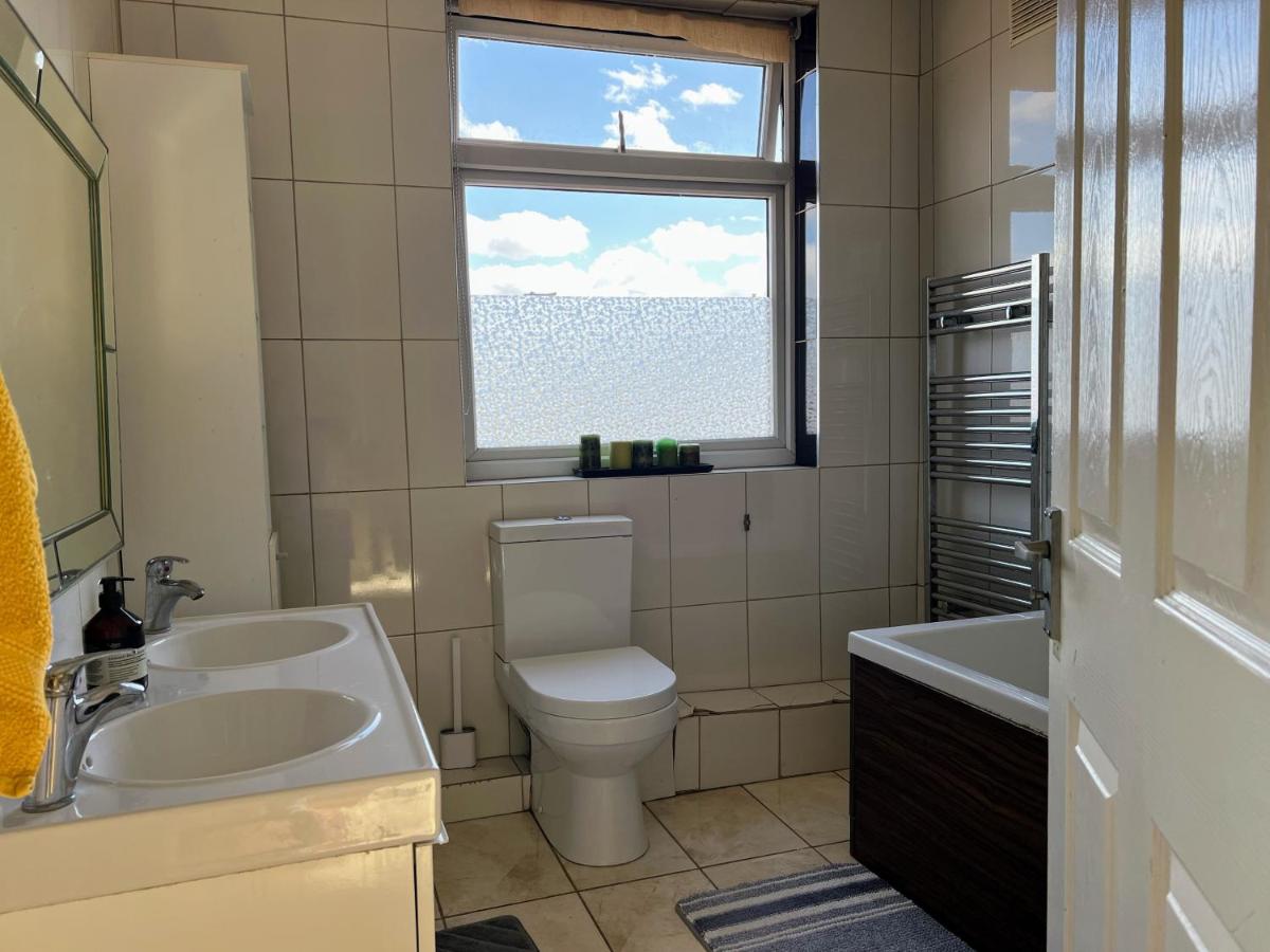 Lagos, spacious comfortable bedroom ideal for solo travellers work stays or visiting family locally - B&B Feltham