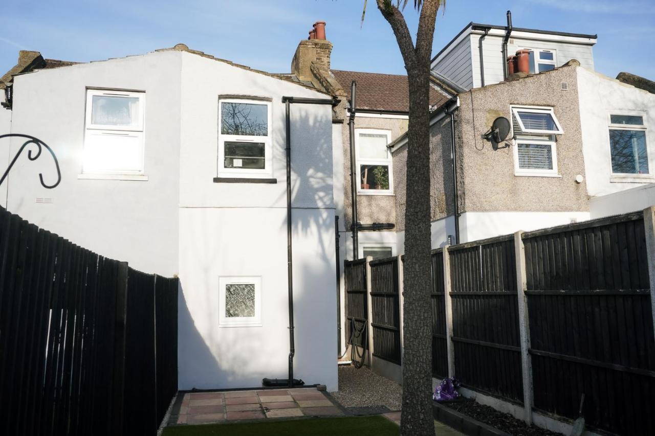 Luxury 3-Bedroom Home , with Free parking - Chambres d’hôtes