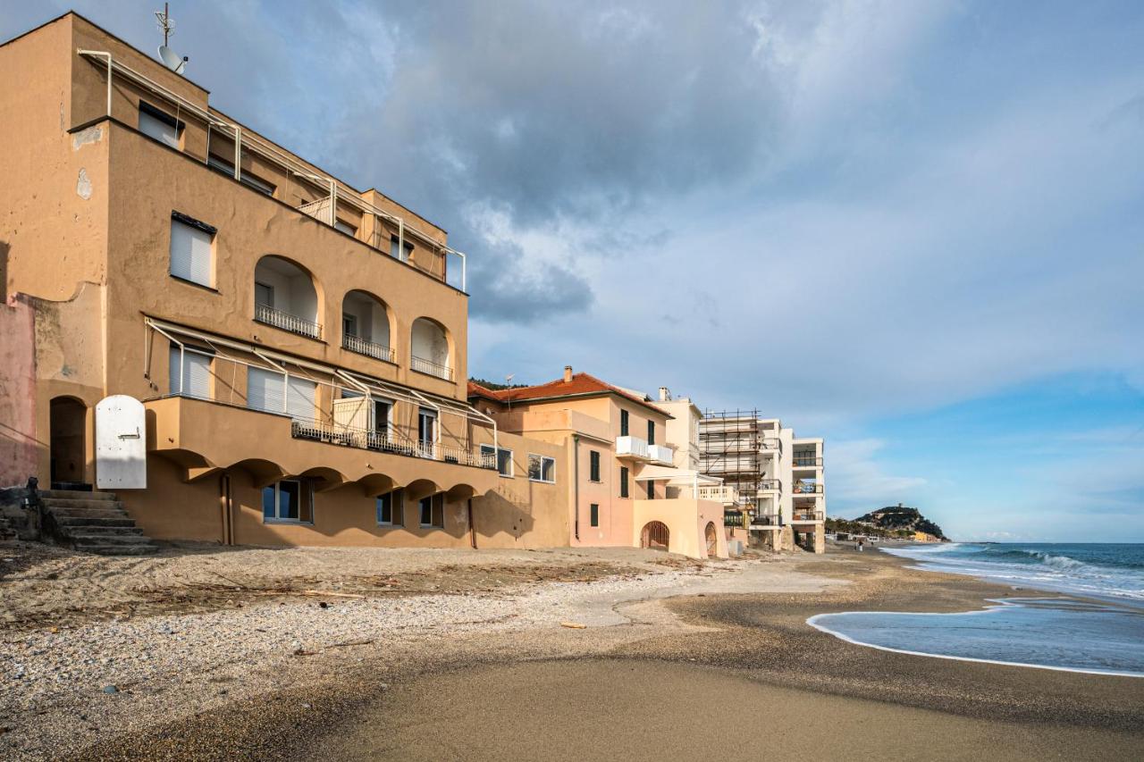 Villa Liliana - Casa Ponente - Esclusivo con Accesso Diretto alla Spiaggia - Chambres d’hôtes