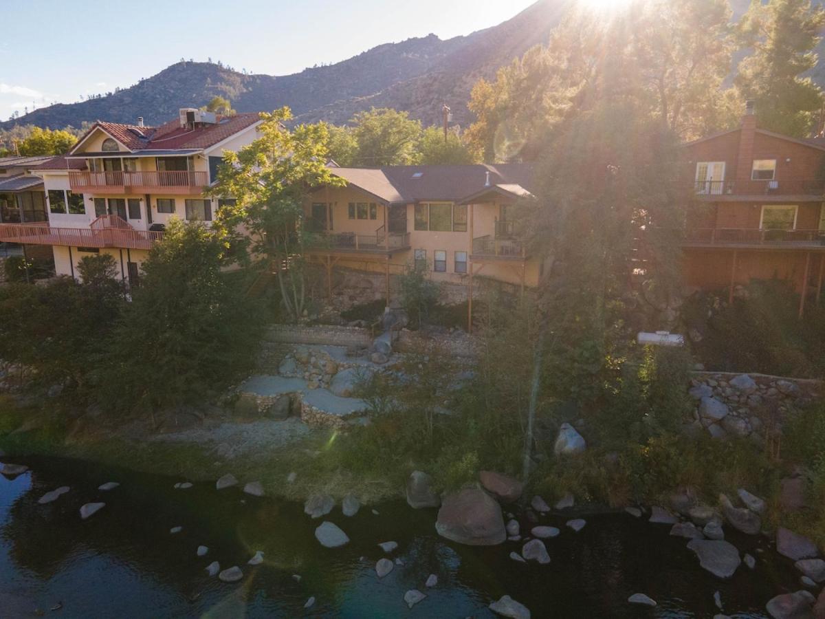 Hideaway Riverfront Cabin in Kernville with Universal EV Charger - B&B Kernville