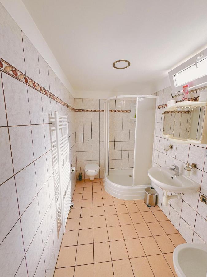Zweibettzimmer mit Bad