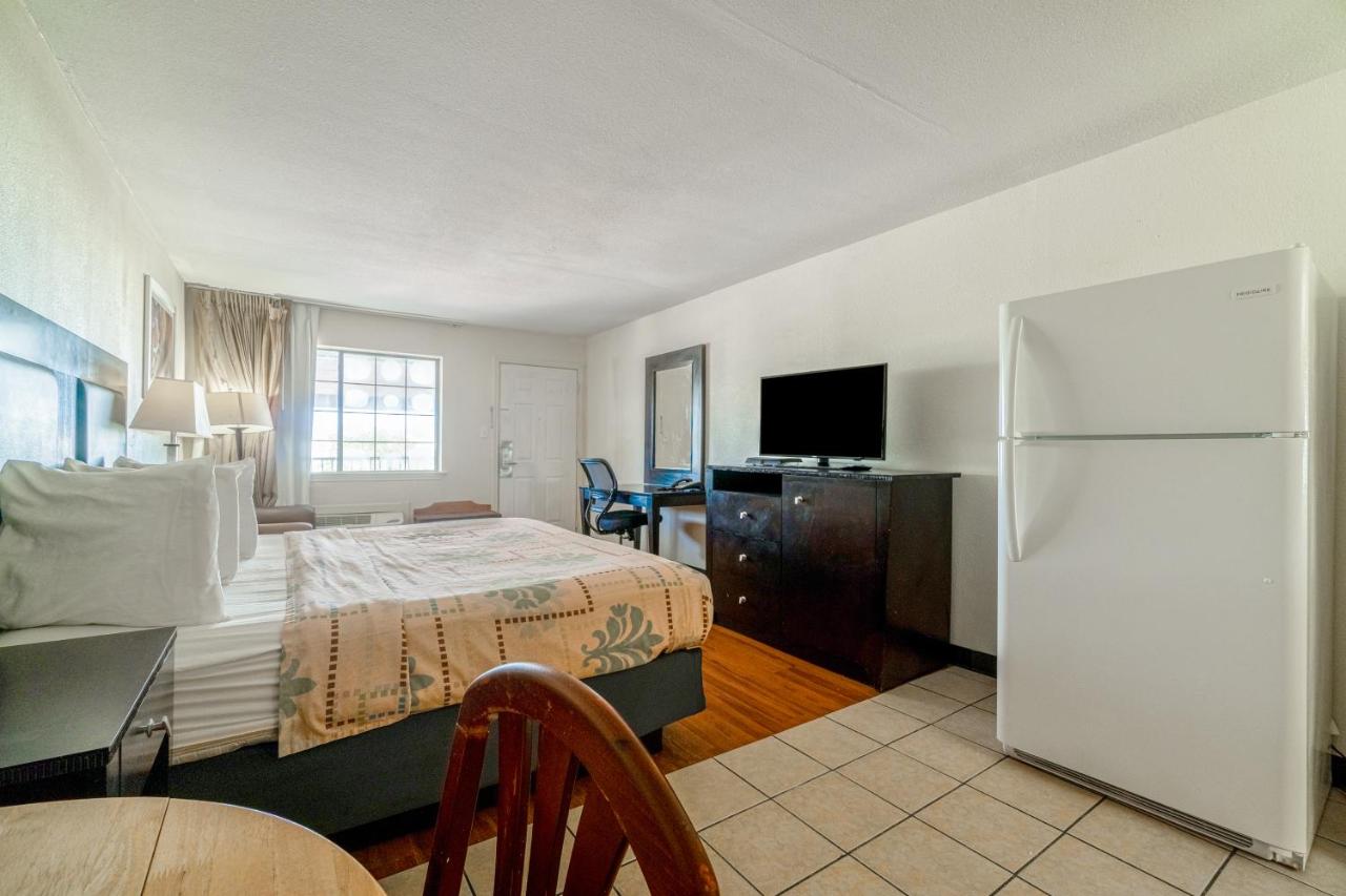 King Bed Smoking with Kitchenette