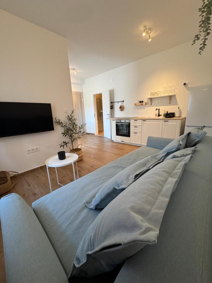 Apartmant SEASIDE - great location, 2 min from beach, sunny terrace - B&B Kukljica