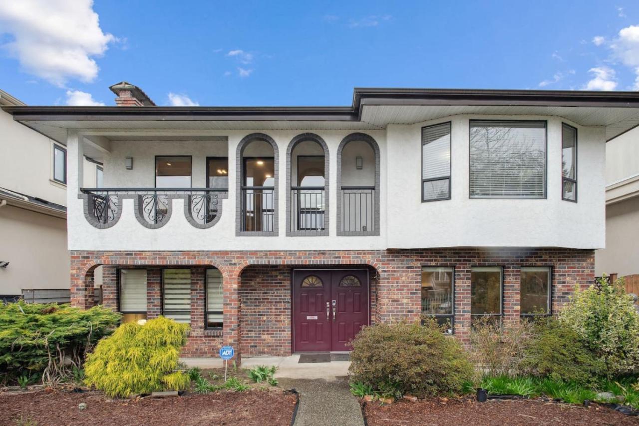 6 Bedroom Family Home with Indoor Arcade, BBQ, Huge Backyard & Pickleball - B&B