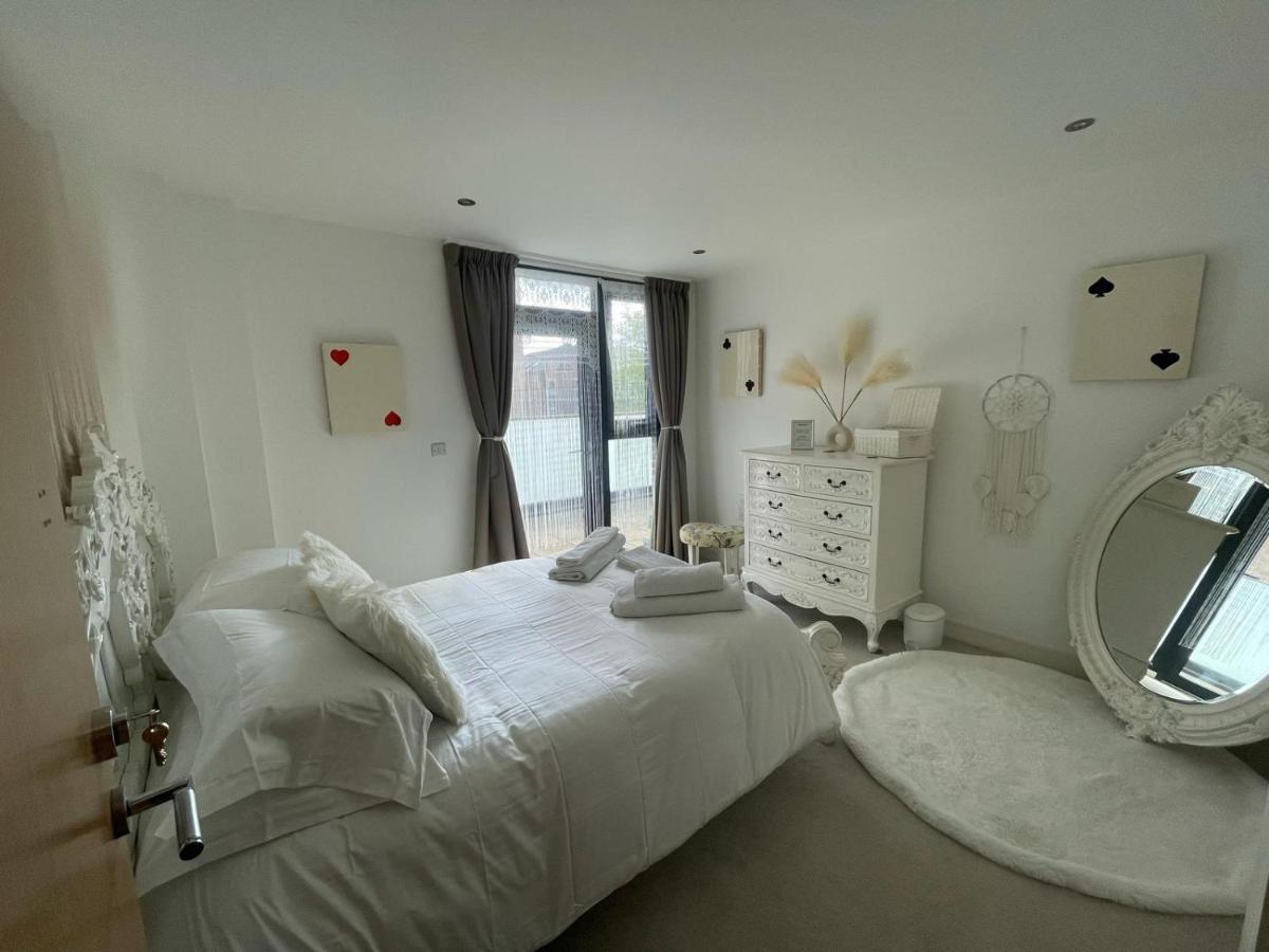 Charming & Cosy Double Room with Balcony in Wembley - Walking Distance to Wembley Stadium! - Chambres d’hôtes