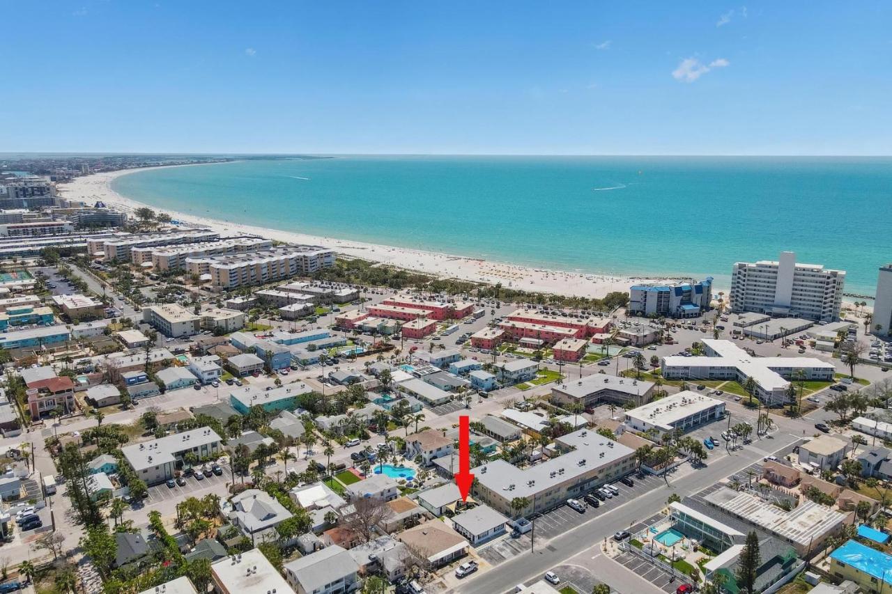 Winter Getaway! Walkable to Beach Access, Restaurants & Nightlife! Beach Equipment Included! & Pet Friendly! - B&B St. Pete Beach