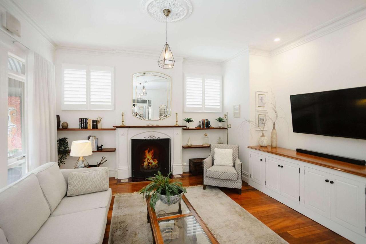 Luxurious Living With Fire Place & Parking - B&B