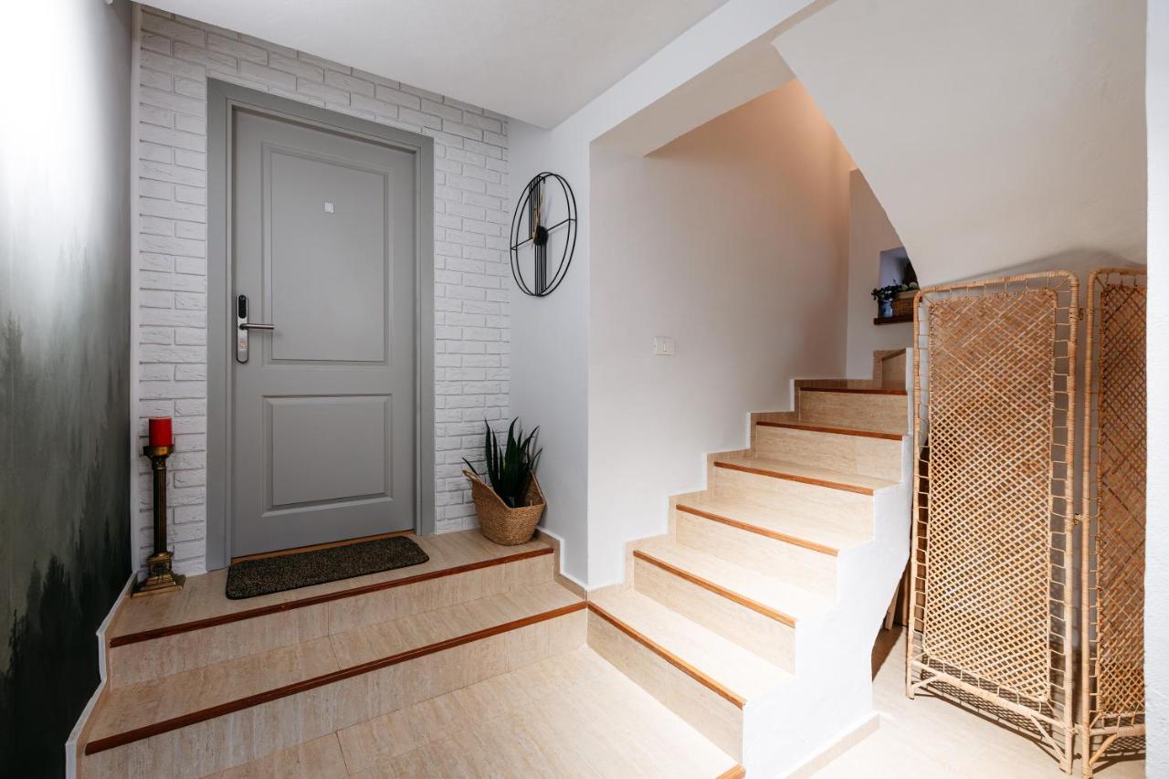 Forest Villa Private Apartment with Balcony & Parking - Hublou Home 2 - B&B