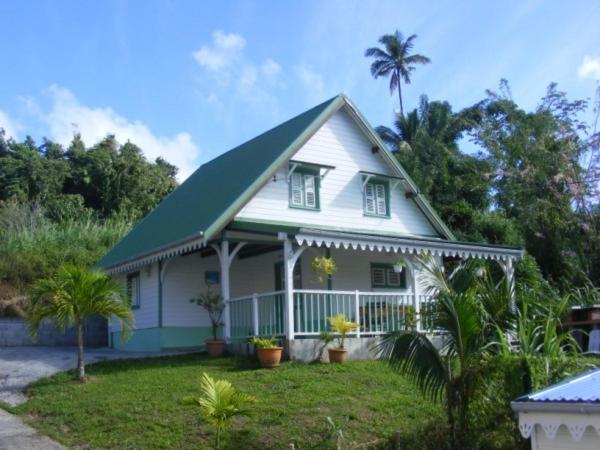 Bungalow Emeraude, F3 avec piscine à Sainte Luce - Chambres d’hôtes