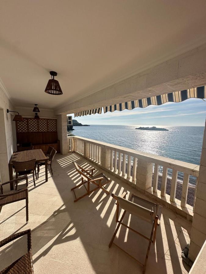 Beachfront Four Bedroom Apartment - B&B Sveti Stefan