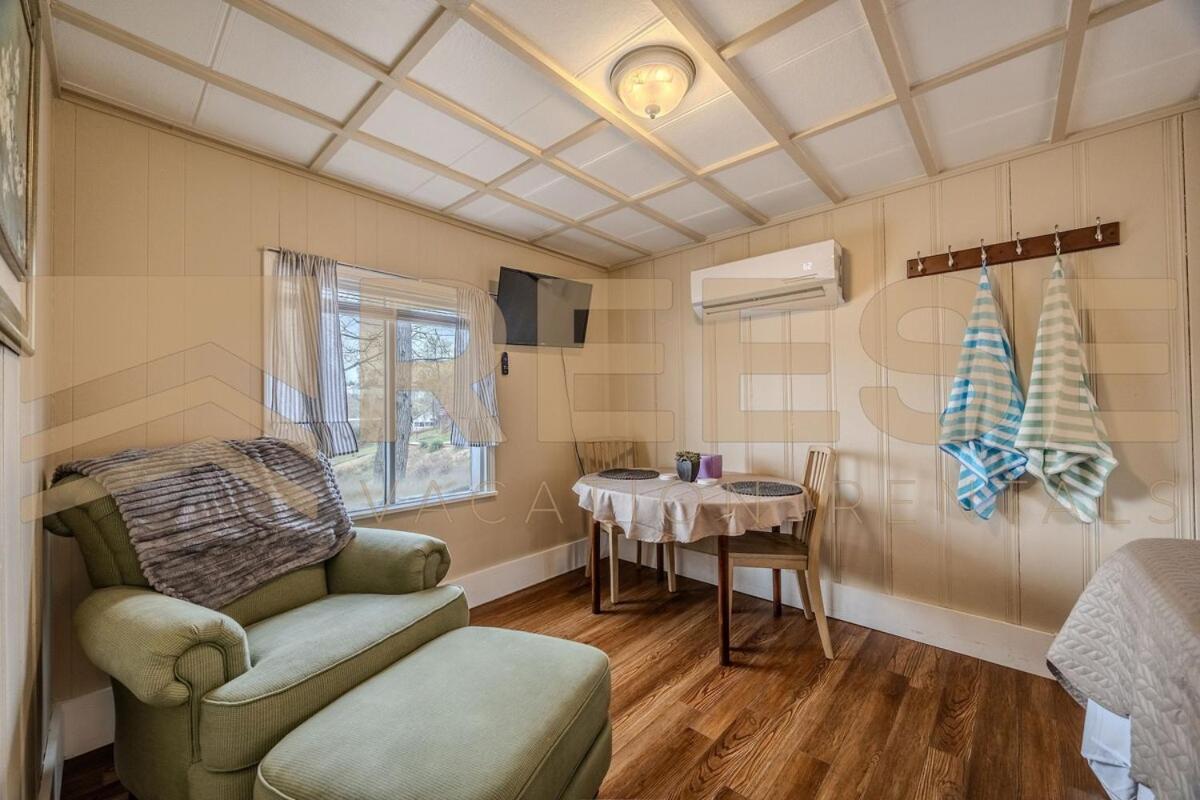 Beach Cabin #4 - B&B