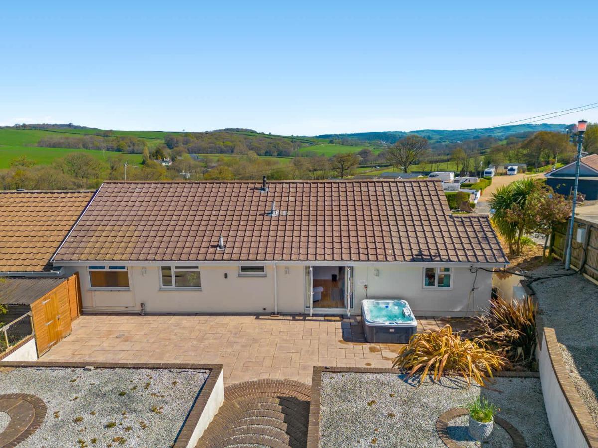 Springfield Deer View - Private Hot Tub , Communal Swimming Pool & Fishing Nearby - B&B