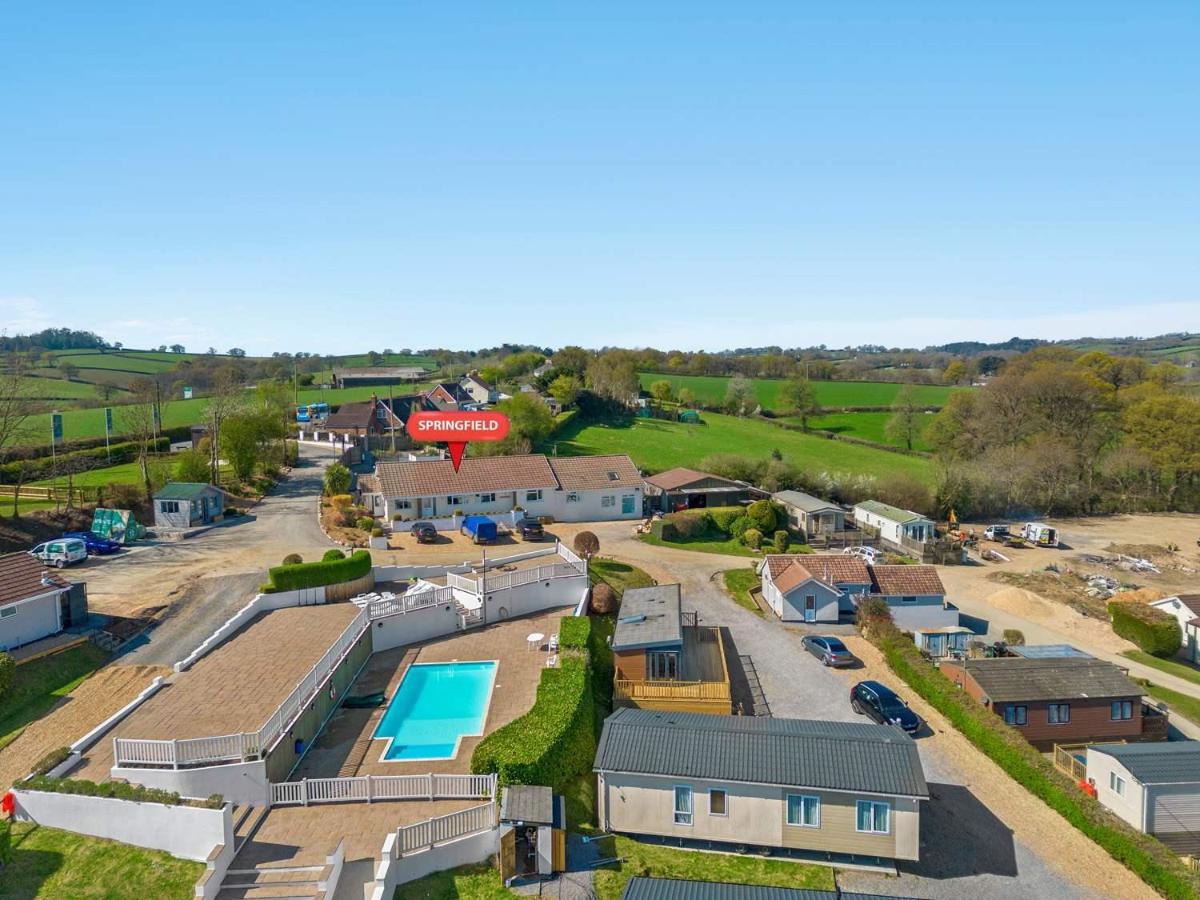 Springfield Deer View -No Commercial Sign written Vehicles,Private Hot Tub , 2 Dogs Max,Fishing Nearby & Communal Swimming Pool ,Pool open May to September - B&B Cheriton Bishop