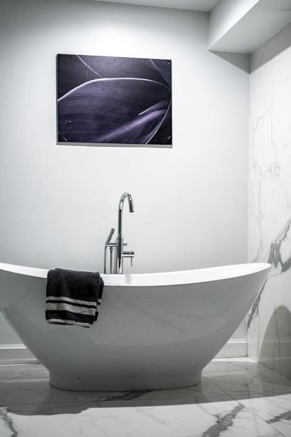 4BR Townhome with NYC Views - B&B North Bergen