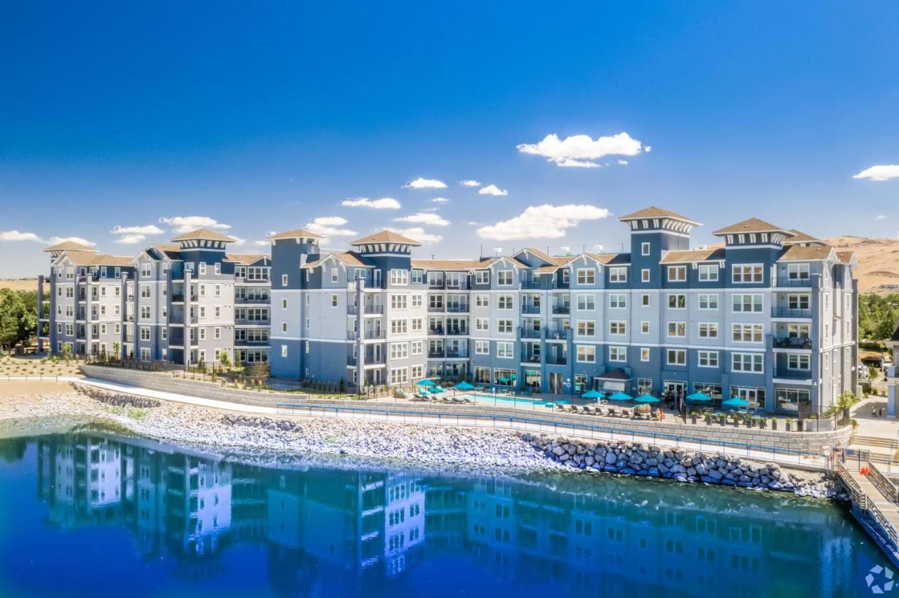 Chic Apt w Jacuzzi, Pool, BBQ, & Mountain Views - B&B