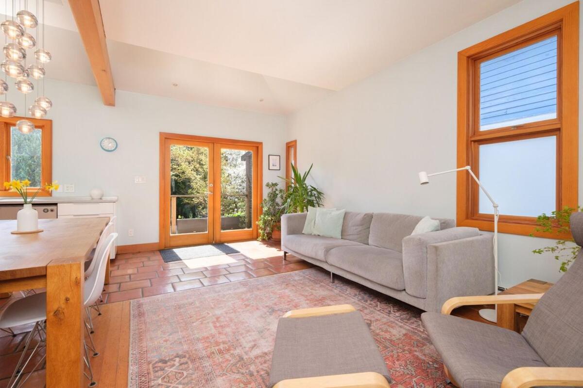 Cozy Heritage Home Near Main St - B&B Vancouver